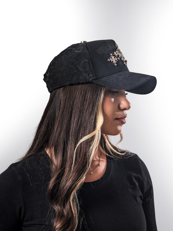 Gorra Naó Ika Cuatro Vientos negra de Chantes puesta